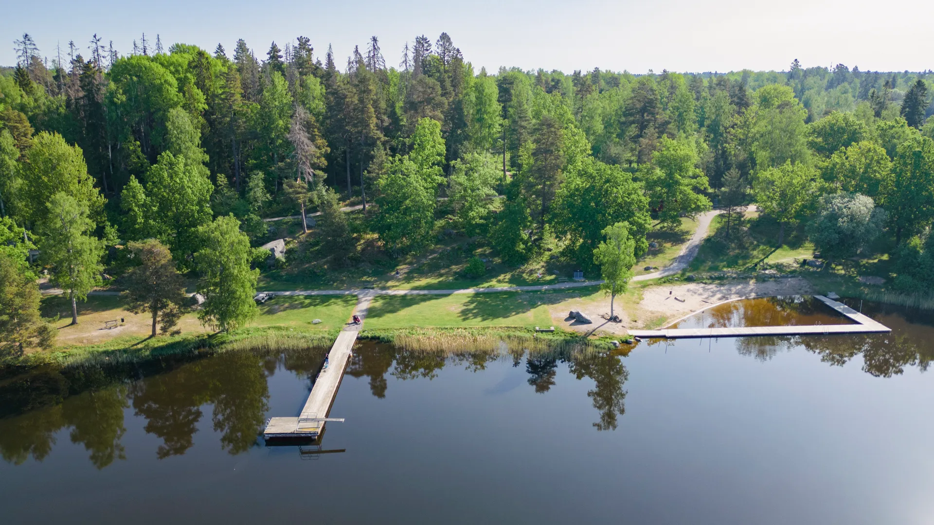 En flygbild över en sjö omgiven av träd.