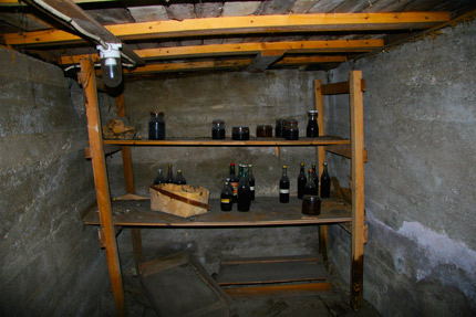 Under trapphuset på baksidan hittas ett okänt källarrum med saft och sylt från 1954.