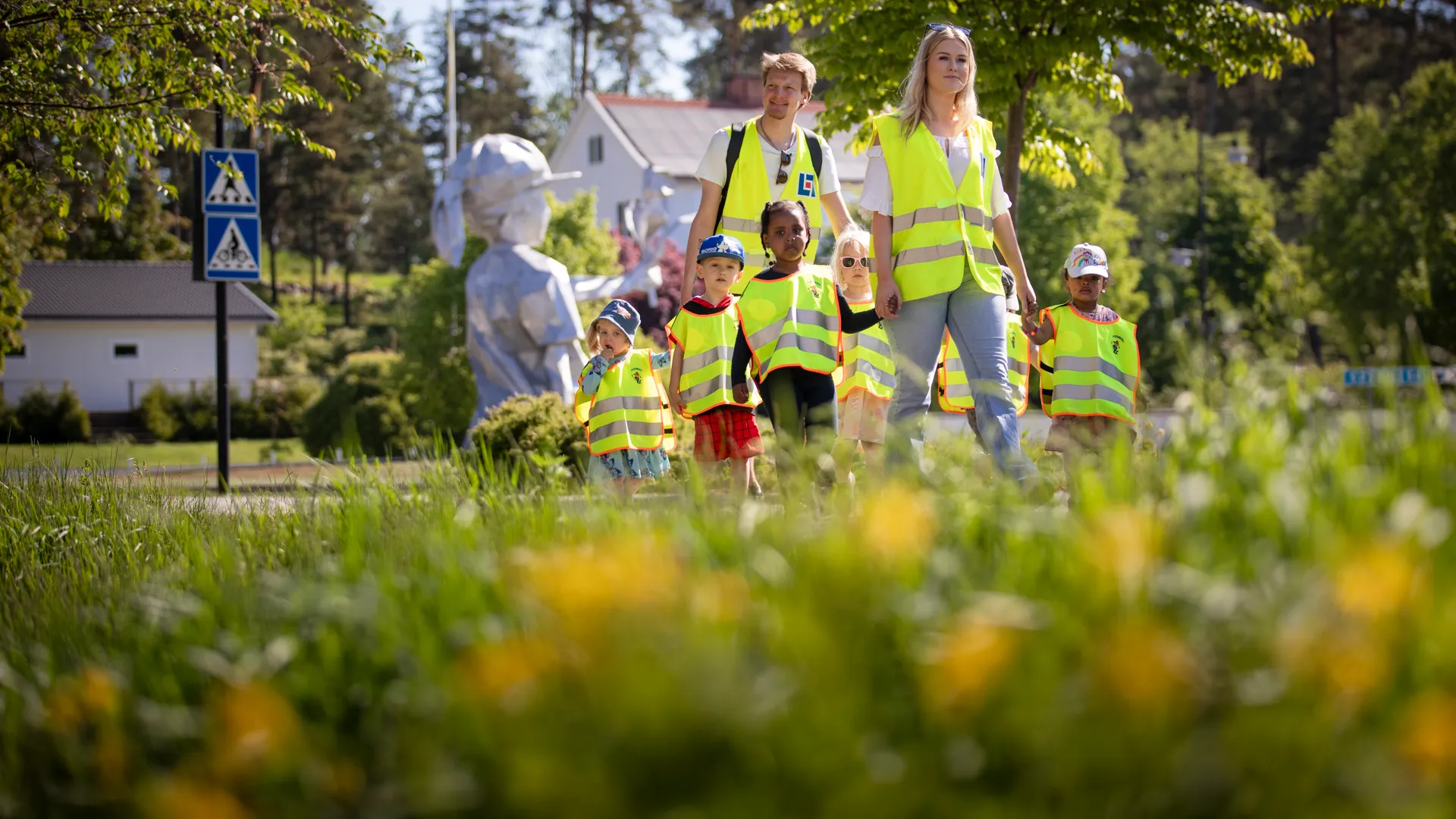 En grupp människor i gula västar som står bredvid varandra.