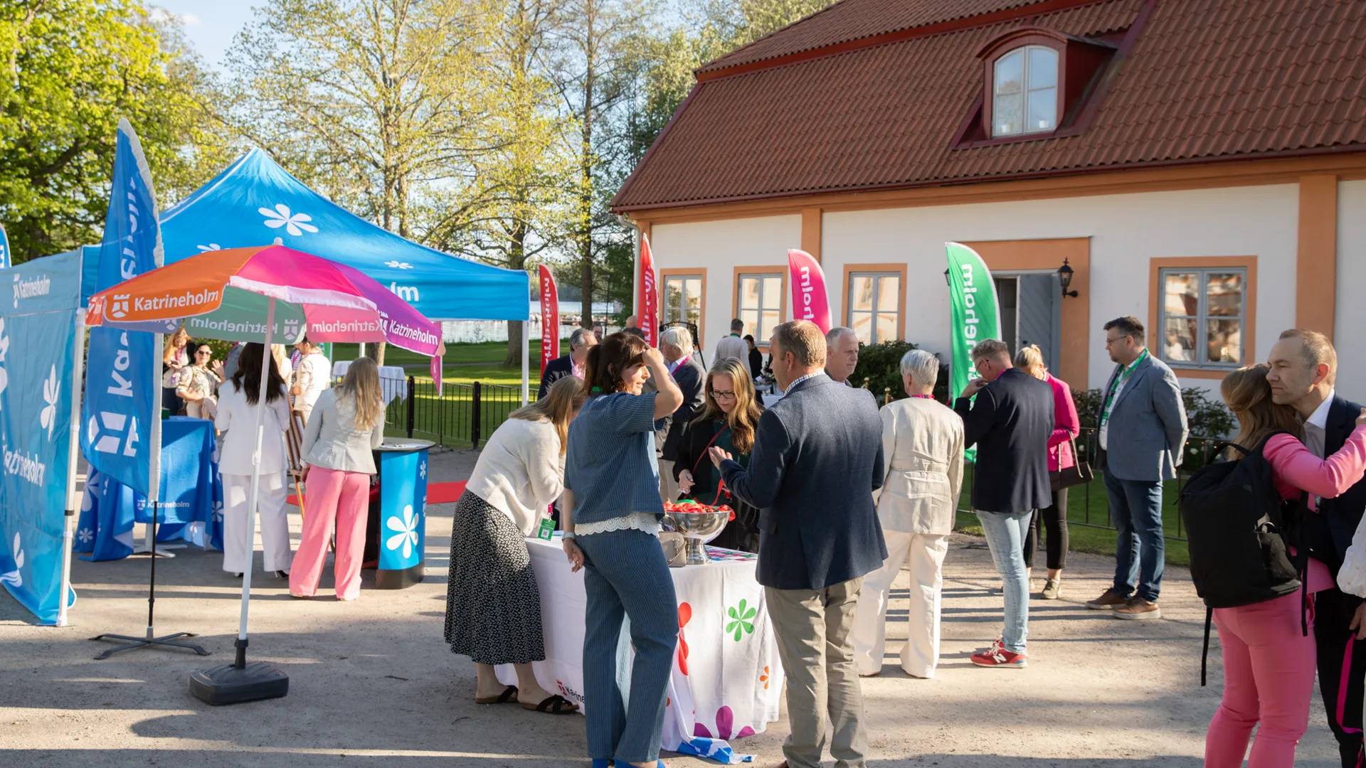 En grupp människor som står framför en byggnad.