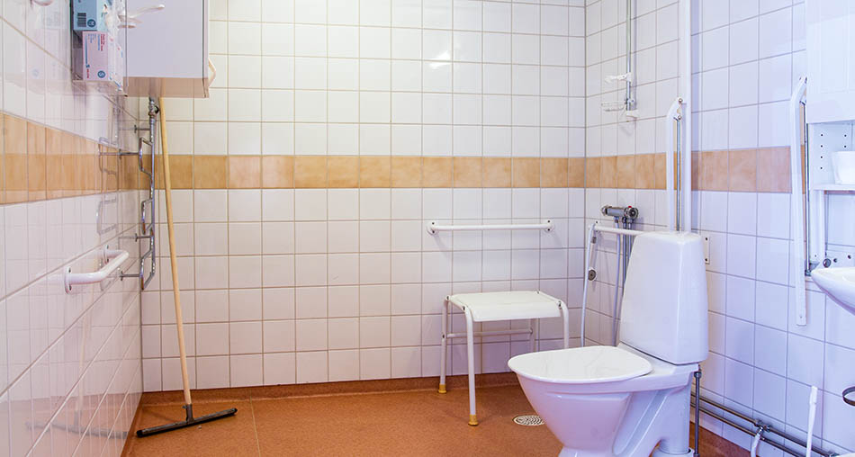 Badrum med toalett och dusch