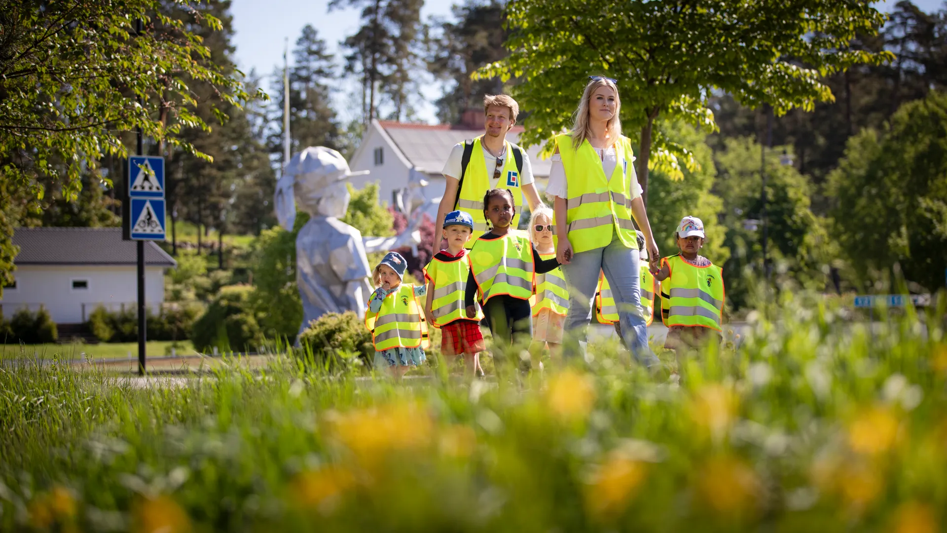 En grupp människor i gula västar som står bredvid varandra.