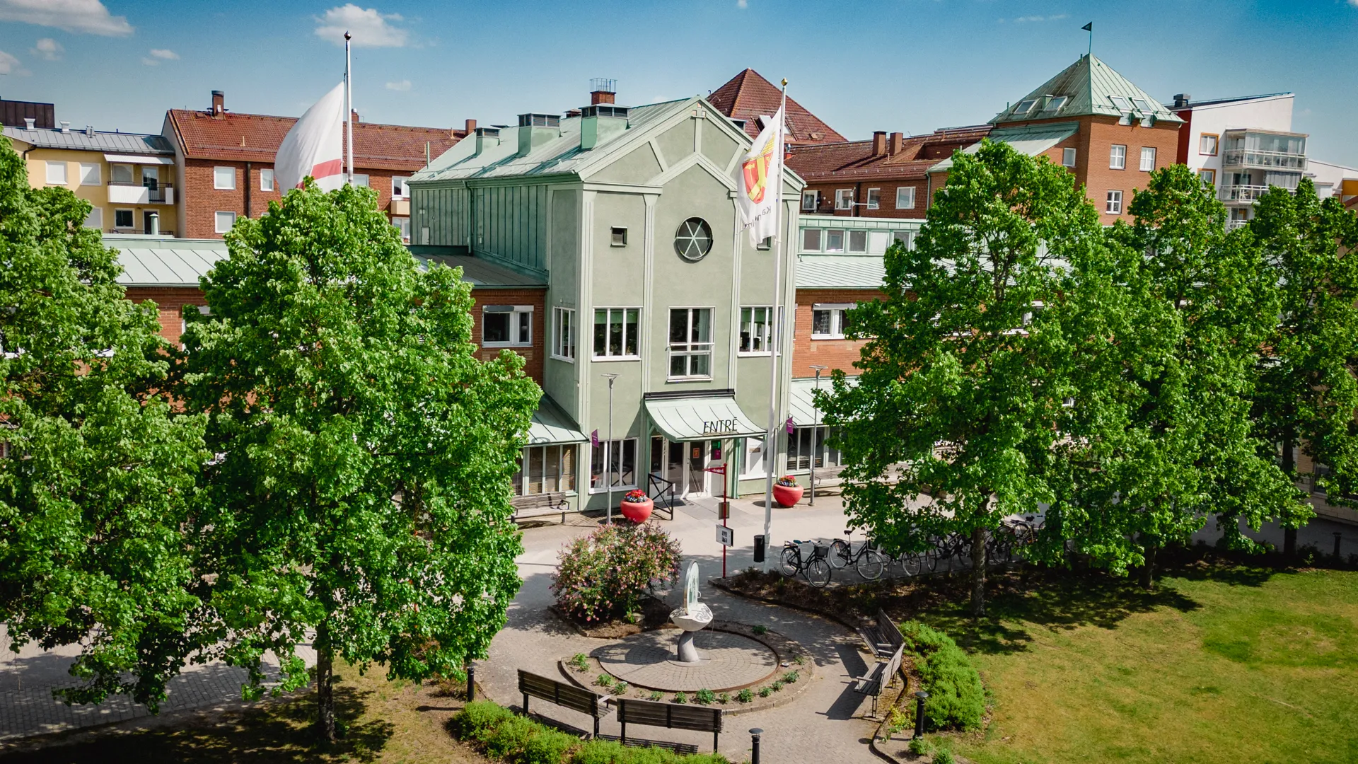 En stor byggnad med en fontän framför sig.