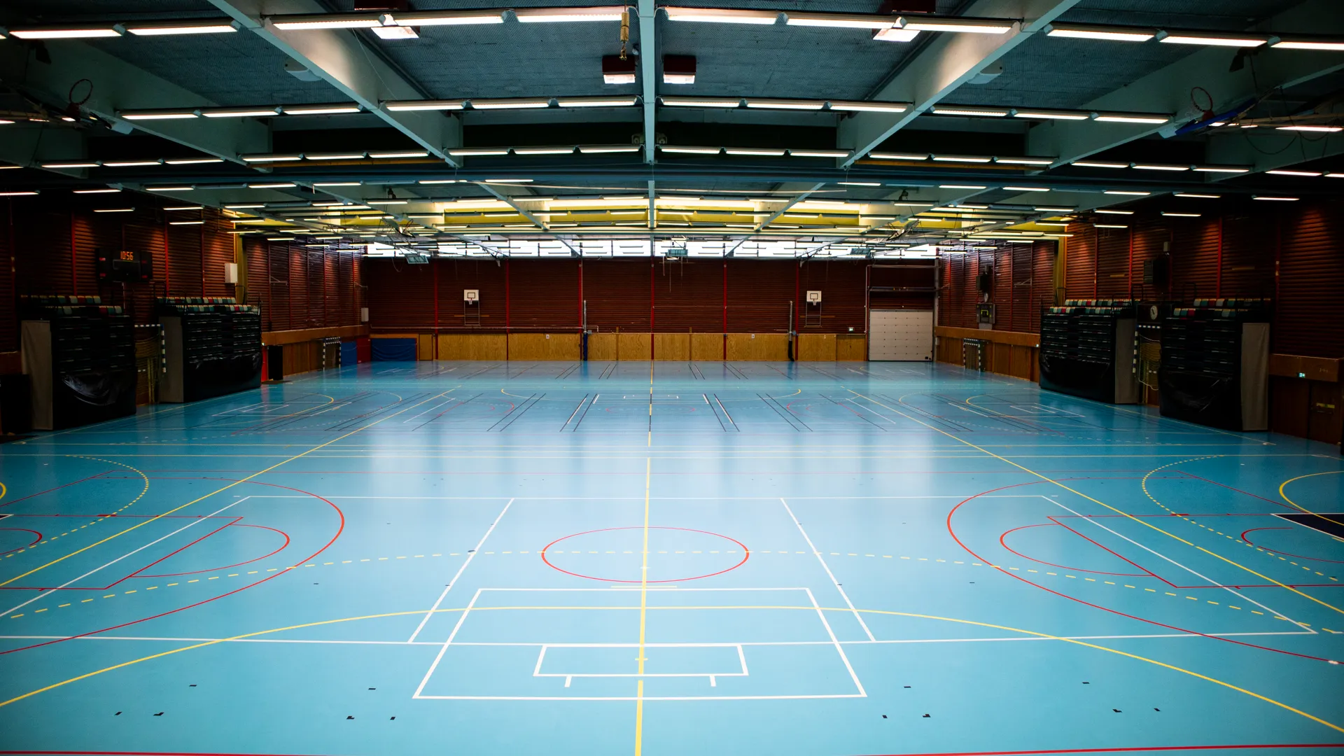Vy inifrån en stor sporthall där man ser hela sportgolvet i tre hallar som sitter ihop.