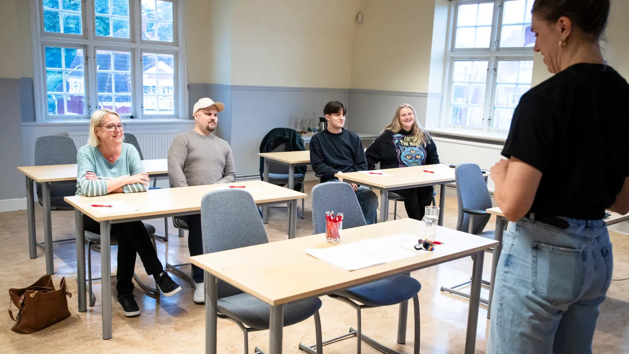 Studenter utspridda i ett ljust klassrum.