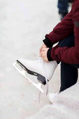 En person knyter skridskorna. Foto: Hanna Maxstad