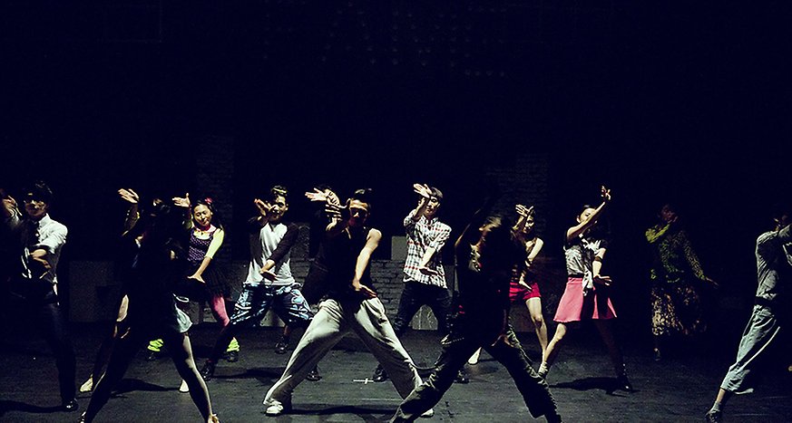 En grupp dansare, väldigt mörk bild