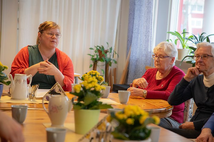 Författaren Klara Krantz till vänster, håller högläsning vid Anhörigcentralen i Katrineholm. Högläsningen är en del i projektet Hela landet läser.